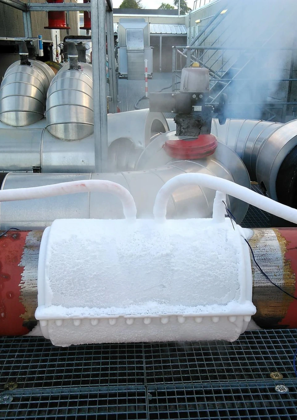 Obturation par cryogénisation sur une ligne en usine.