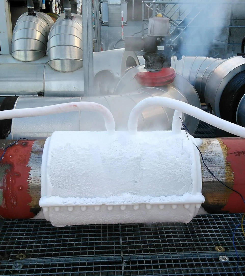 Obturation par cryogénisation sur une ligne en usine.