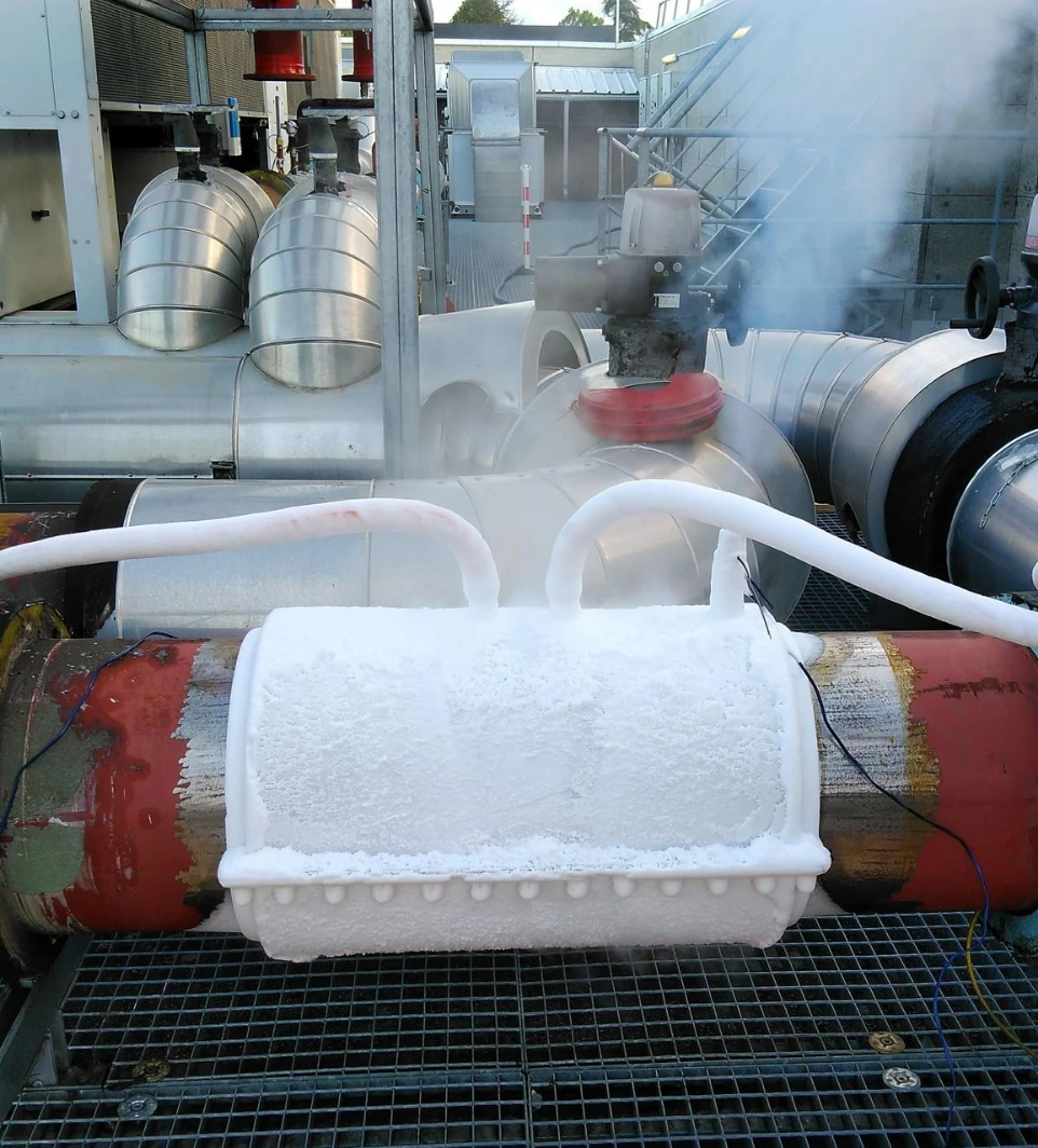 Obturation par cryogénisation sur une ligne en usine.